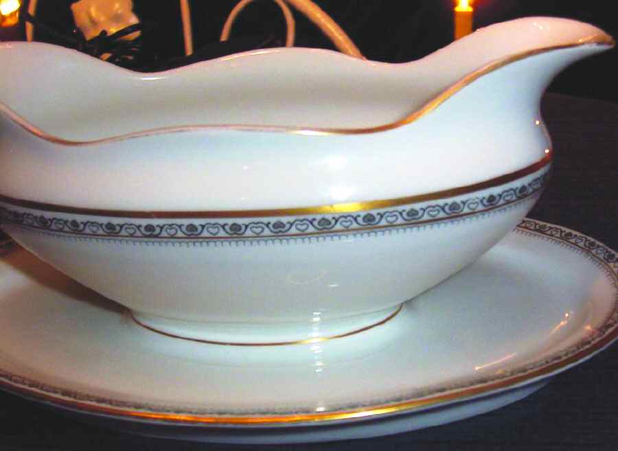 EAM40 (NOVERGE) Gravy Boat with Attached Underplate by E & A Muller-1