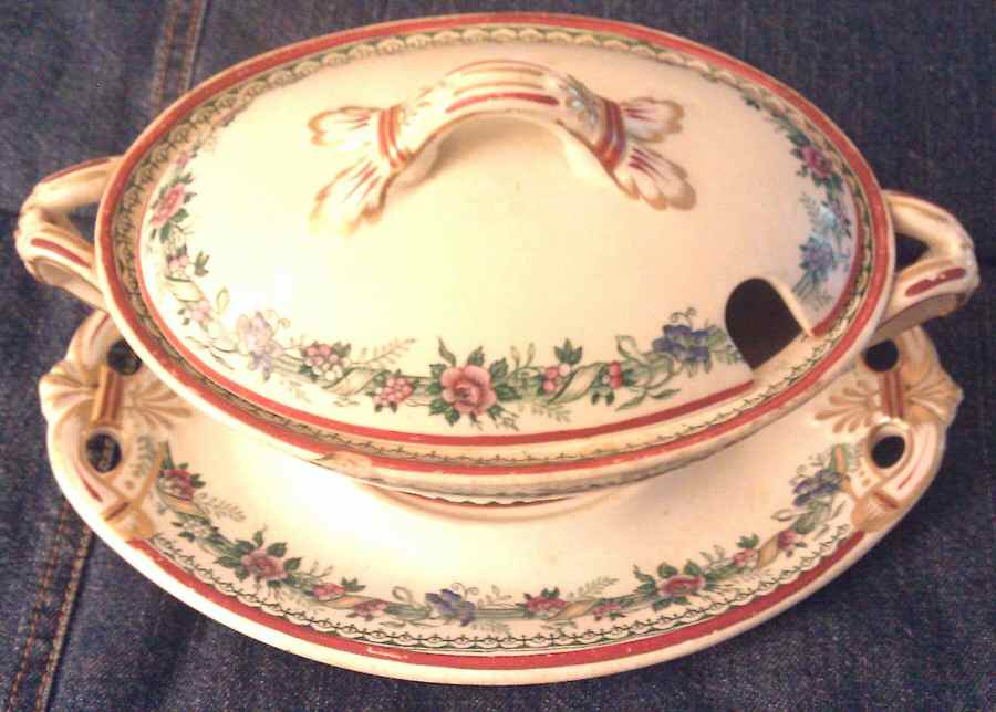 5118B Sauce Boat & Lid with Underplate by England-1