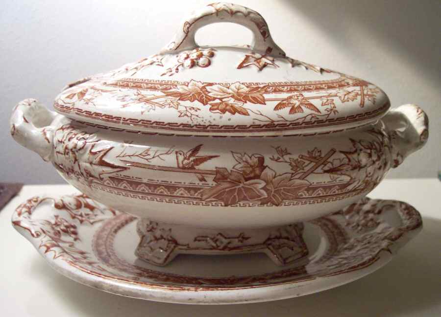 Natal Sauce Boat & Lid with Underplate by Edge Malkin-1
