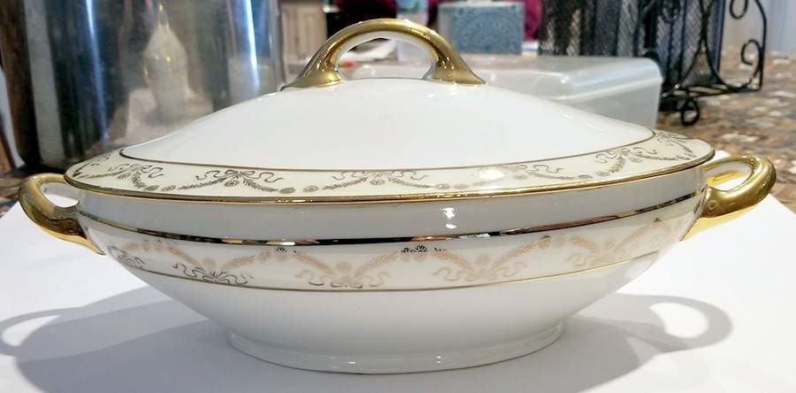 EAM79 Oval Covered Vegetable by E & A Muller-1