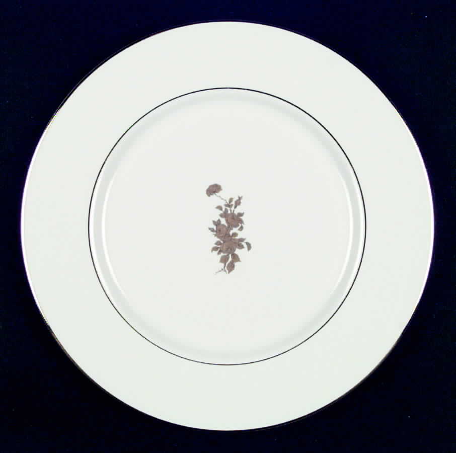 Heirloom Dinner Plate by Fine Arts-1