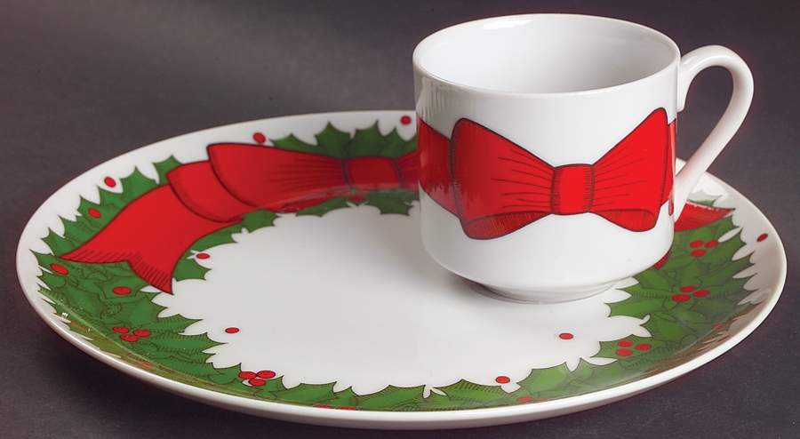 Holly Wreath Snack Plate & Cup Set by Fitz & Floyd-1