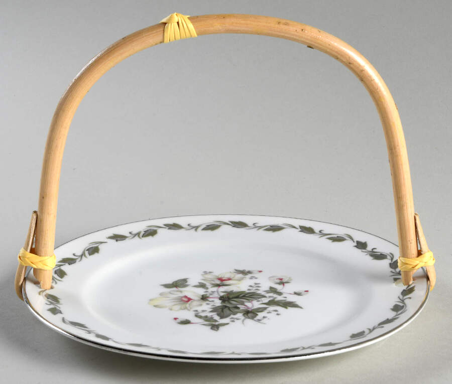 Irene 5 3/8"-5 5/8" Bamboo Handled Serving Plate  HC by Flair-1