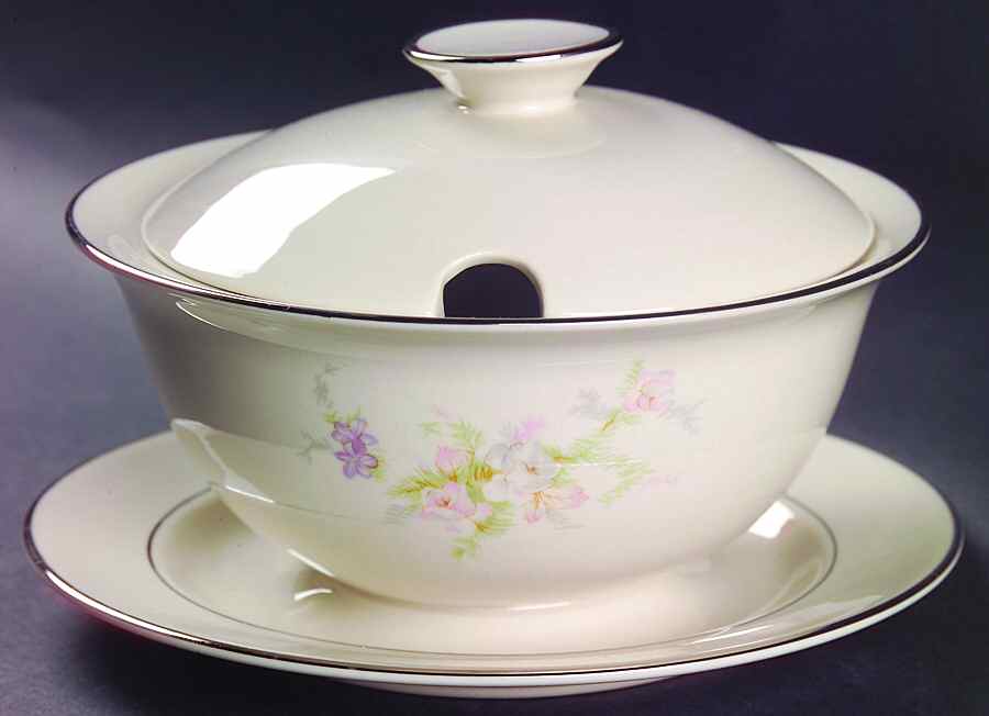 Heirloom Gravy Boat w/Attached Underplate & Lid by Fleetwood-1