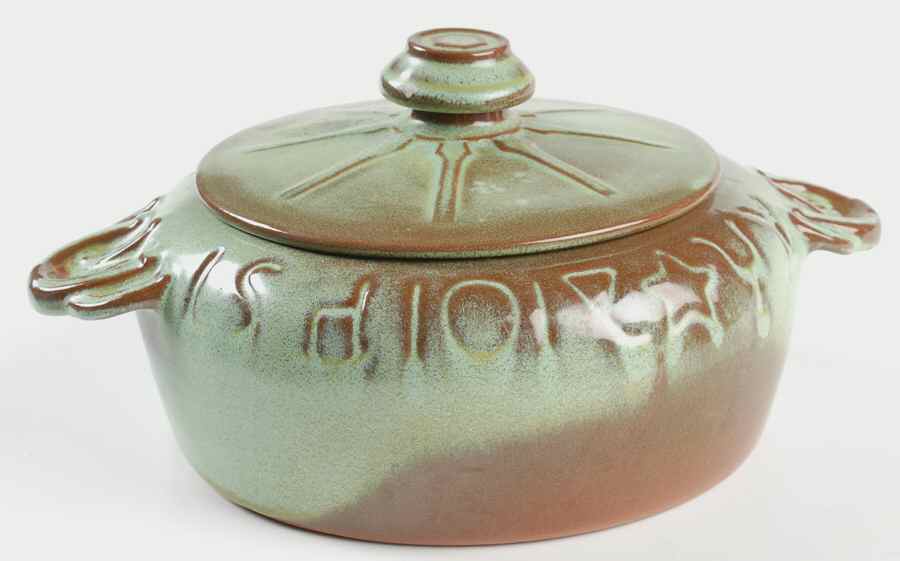 Wagon Wheel Prairie Green 1.5 Qt Round Covered Casserole by Frankoma-1