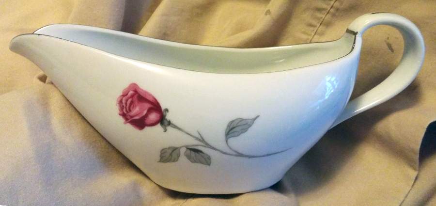 Fraulein Gravy Boat by Fukagawa-1