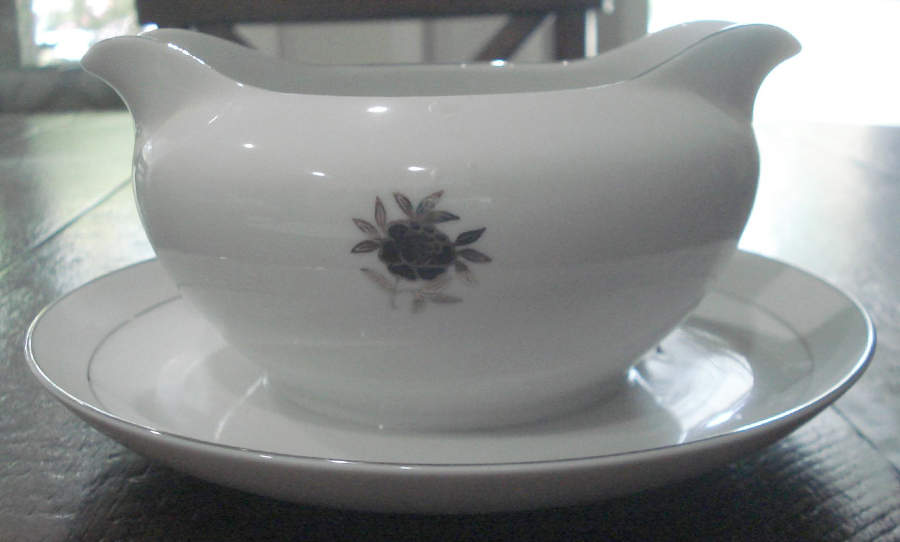 FUK9 Gravy Boat by Fukagawa-1