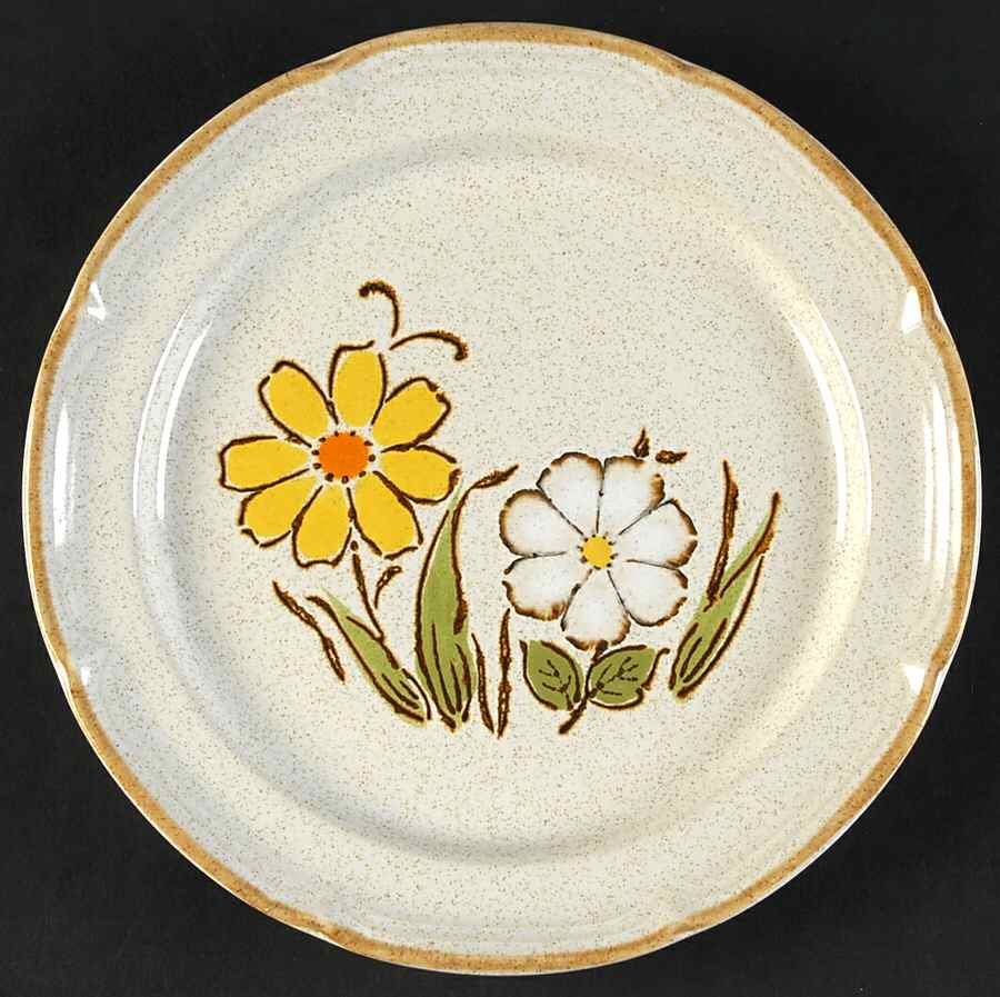 Daisies Salad Plate by Family Table-1