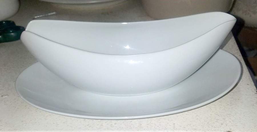 Casablanca Gravy Boat with Attached Underplate by Four Crown-1