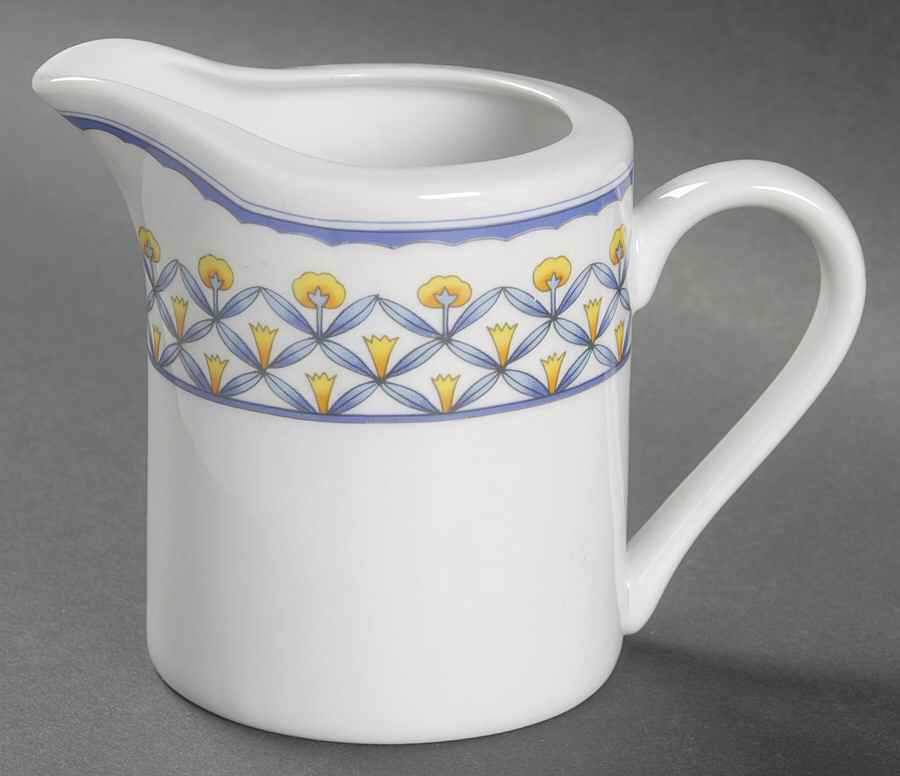 Country Cupboard Creamer by Farberware-1