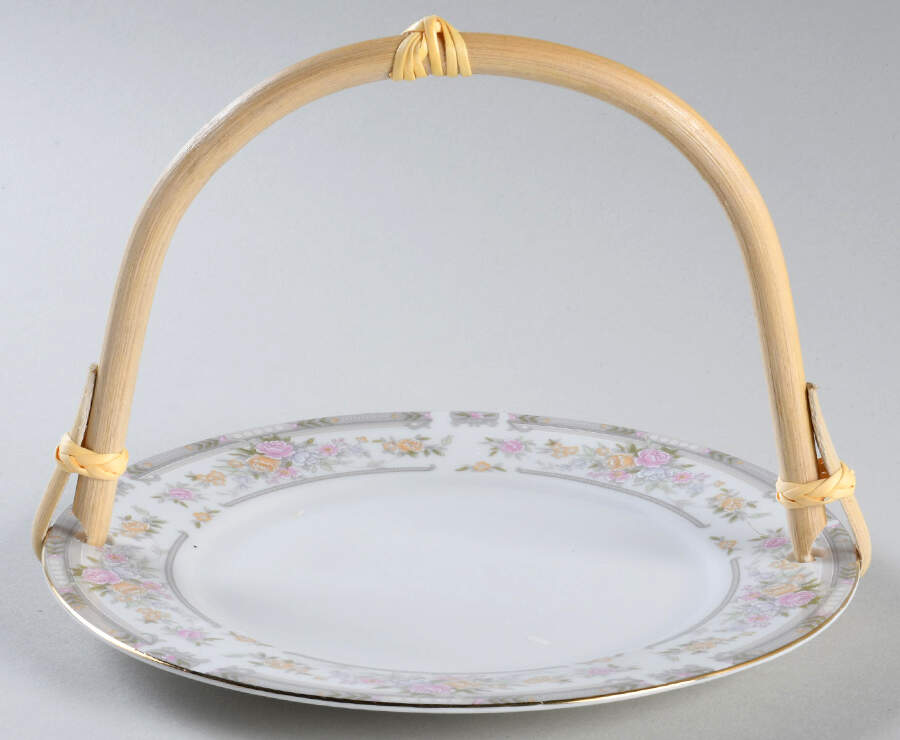 Southampton (Design on Edge) 5 3/8"-5 5/8" Bamboo Handled Serving Plate  HC by Farberware-1
