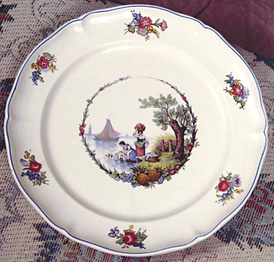 Au Vase Etrusque Dinner Plate by France-1