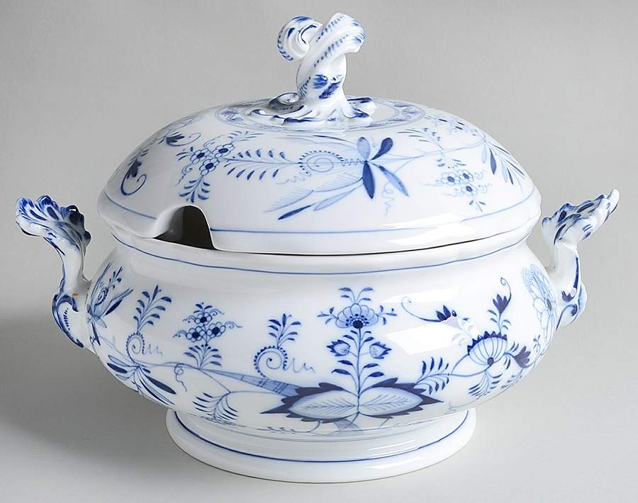 Blue Onion Tureen &  Lid by Schoenau-1