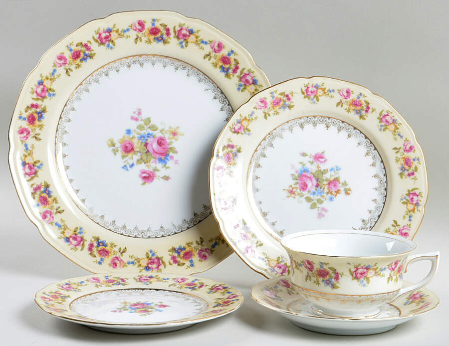 Hostess 40  Piece Estate Set by Gold Castle-1