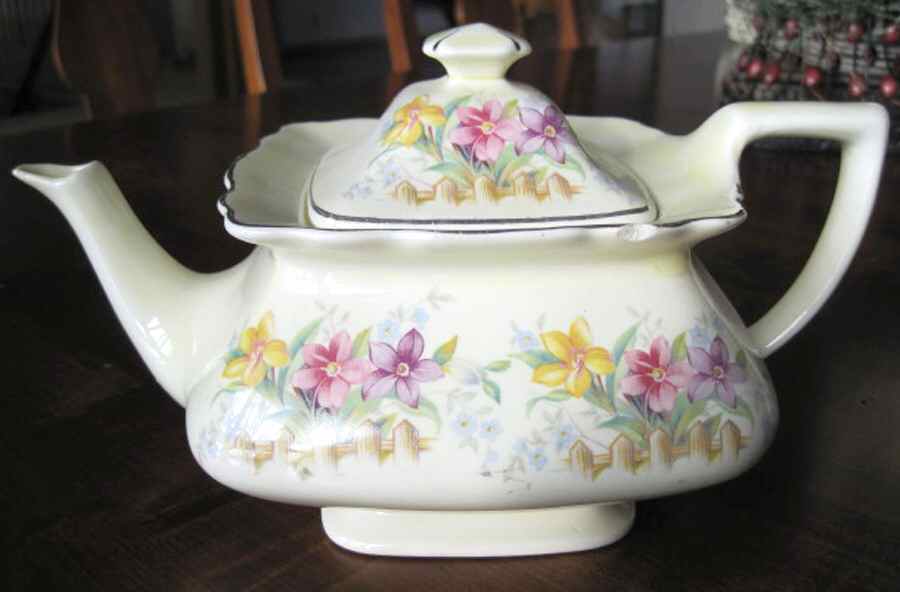 GEO76 Teapot & Lid by WS George-1