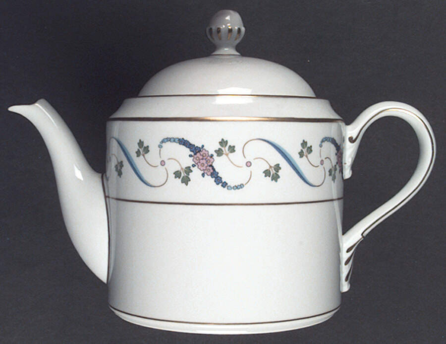 1028 Teapot & Lid by Ginori 1735-1