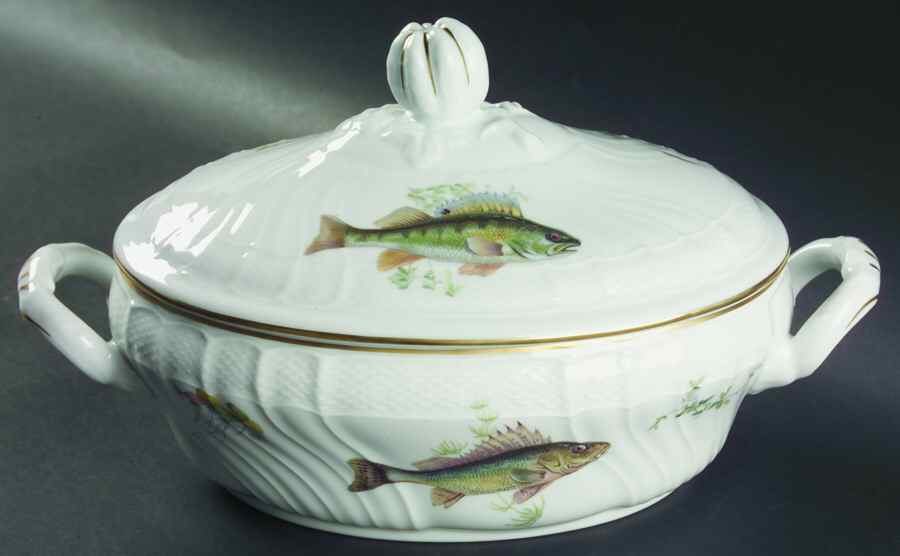 Quenelle (Scalloped) Tureen &  Lid by Ginori 1735-1