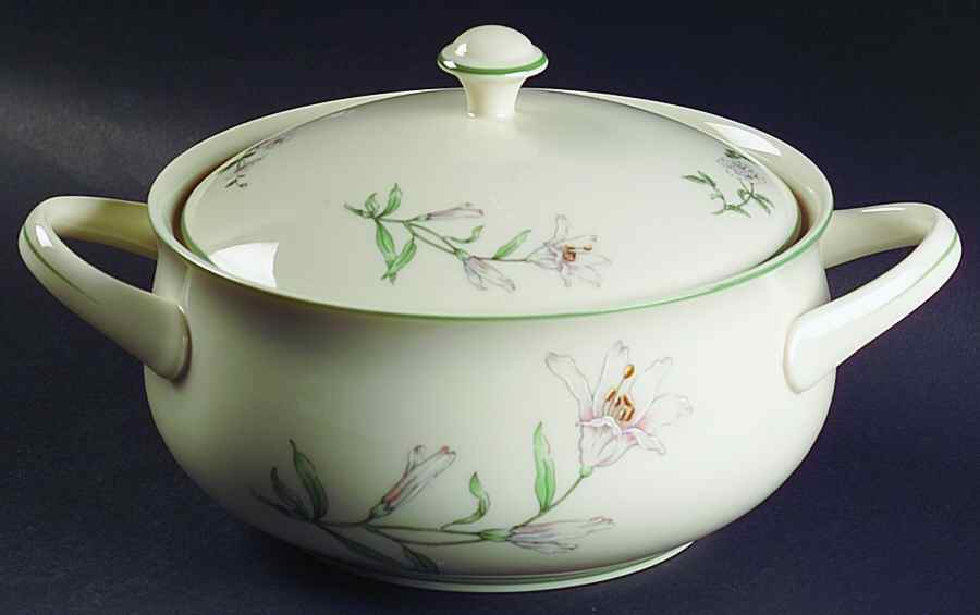 Melrose 1.5 Qt Round Covered Casserole by Gorham-1