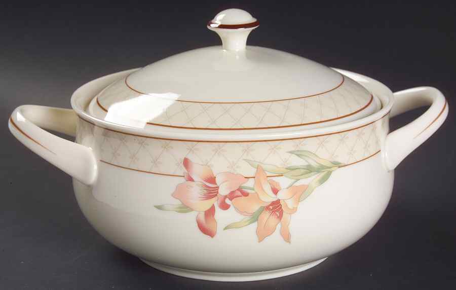 Trapunto 1.5 Qt Round Covered Casserole by Gorham-1