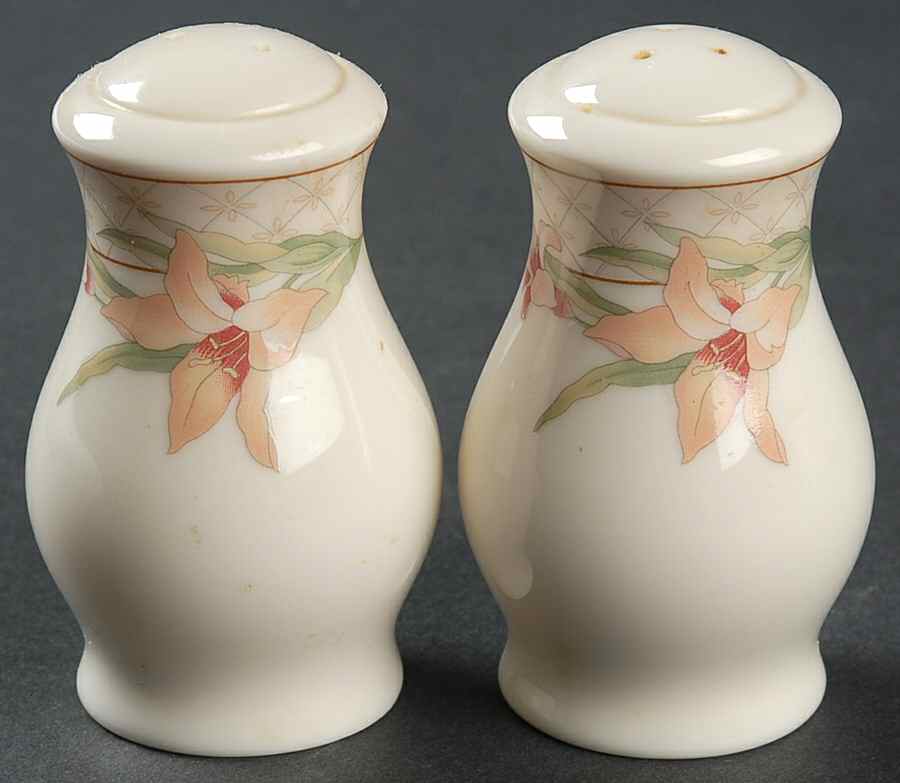 Trapunto Salt & Pepper Set by Gorham-1