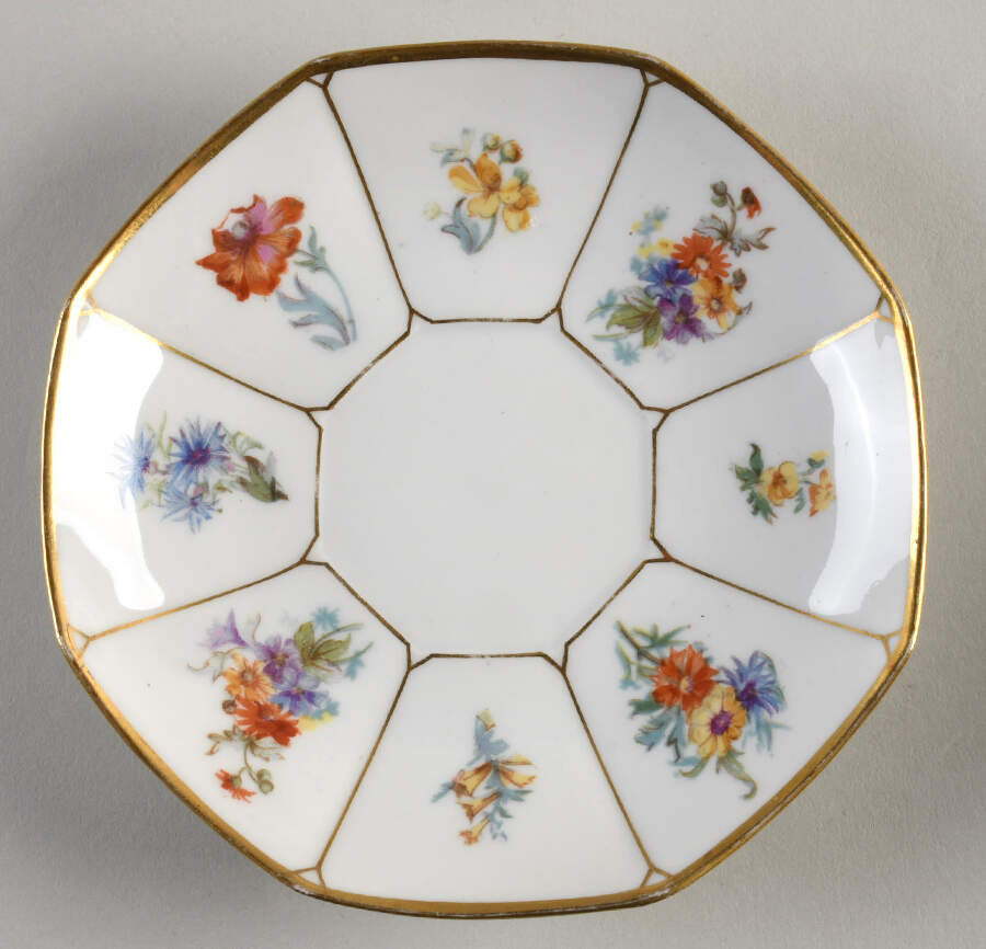 GUE127 Saucer by WM Guerin-1