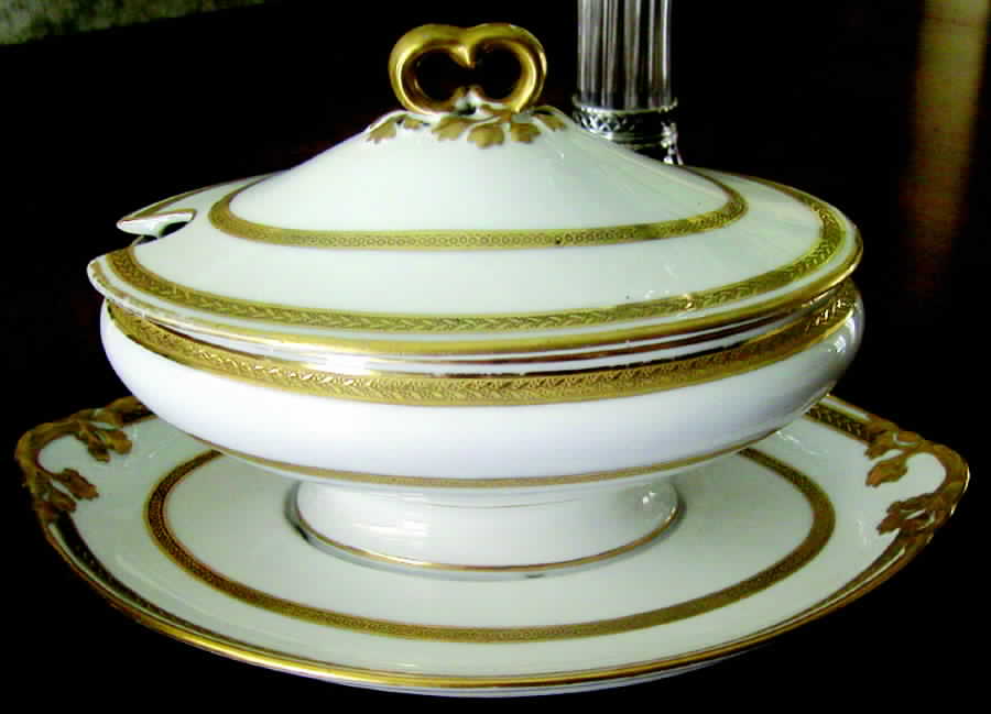 GUE26 Gravy Boat & Lid w/Underplate by WM Guerin-1