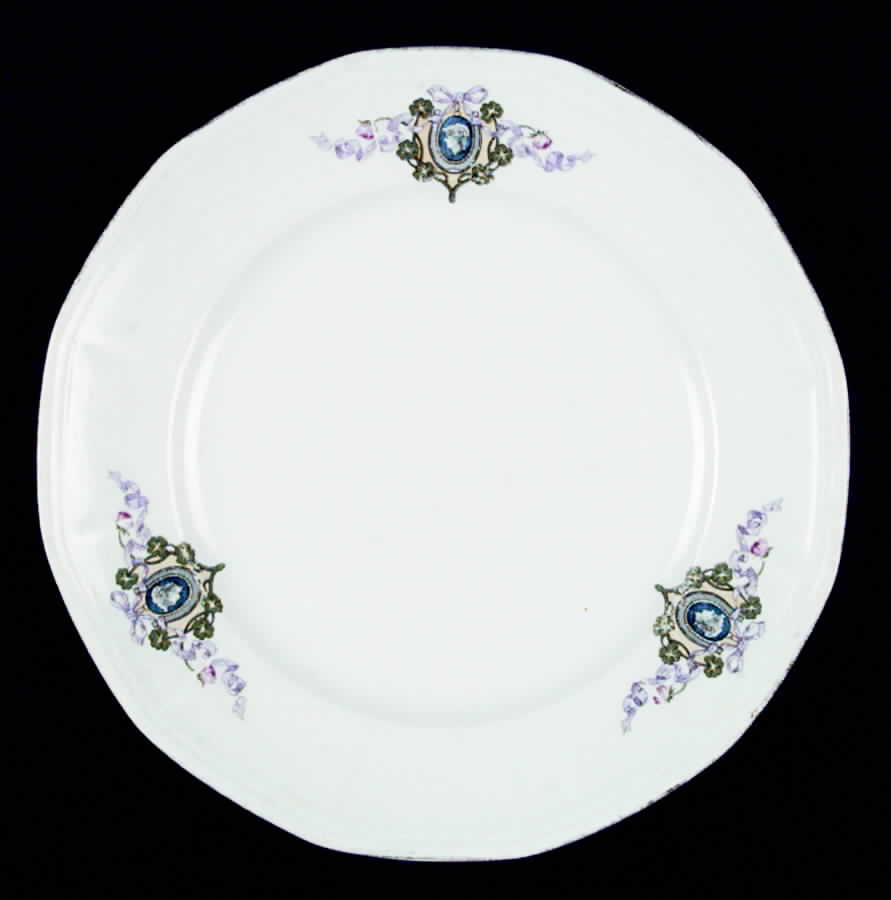 GLO1 Luncheon Plate by Globe Pottery (England)-1