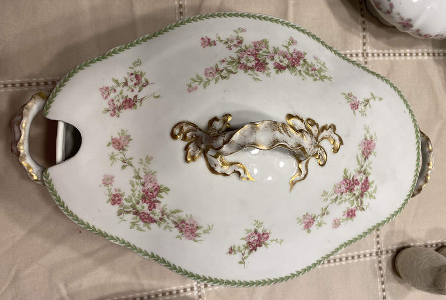 GUE263 Oval Tureen & Lid by WM Guerin-1