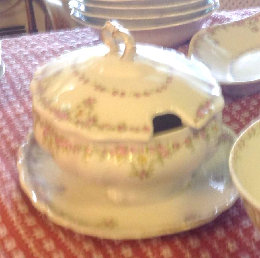 GUE293 Gravy Boat w/Attached Underplate & Lid by WM Guerin-1