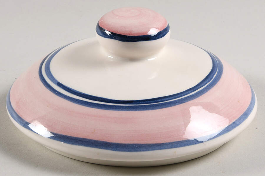 Novak Lid for 2 Pt Round Casserole by Gail Pittman-1