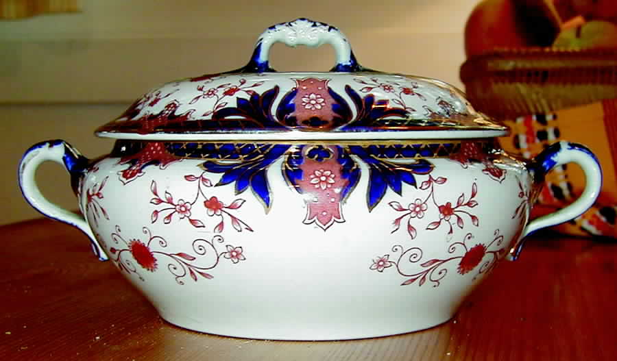 Aganthus Round Covered Vegetable by Grimwades (England)-1