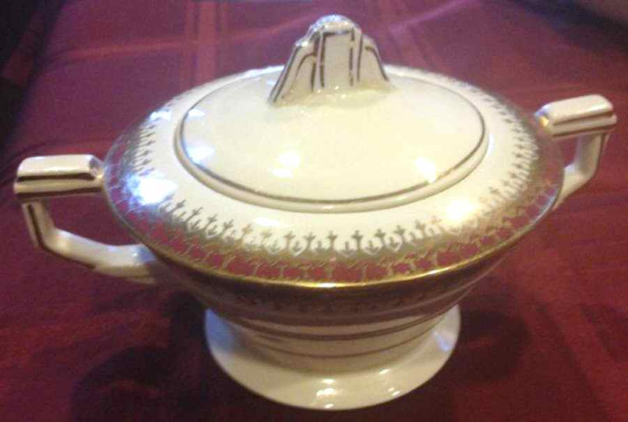 Regina (Scalloped) Sugar Bowl & Lid by Grindley-1