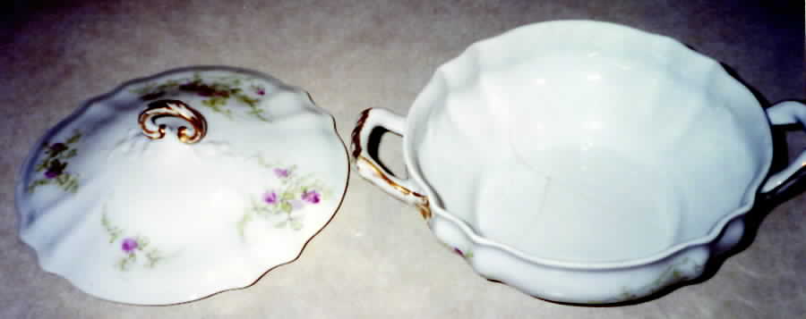 GUE479 Round Covered Vegetable by WM Guerin-1