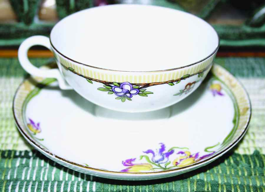 8735 Footed Cup & Saucer Set by Ginori 1735-1