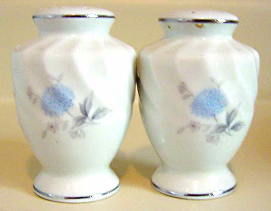 Mums Salt & Pepper Set by Gold China-1
