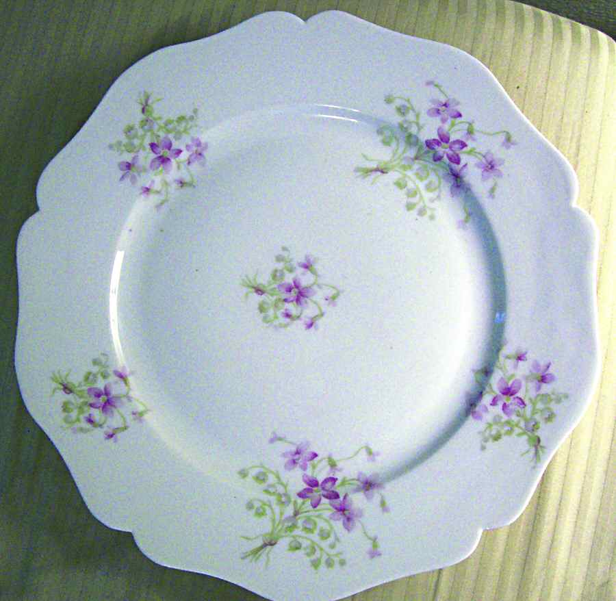 GUE528 Dinner Plate by WM Guerin-1