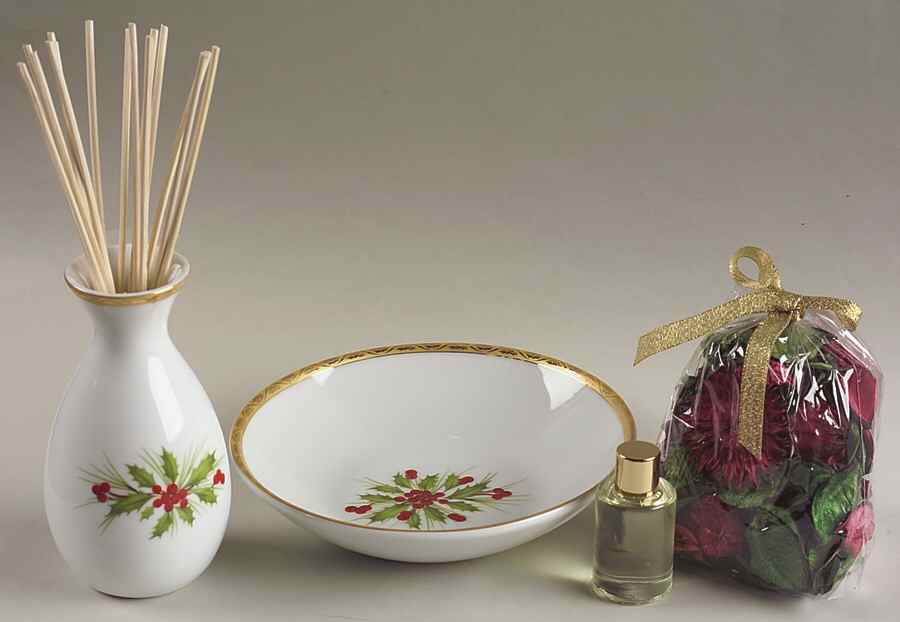 Festive Holly Oil Diffuser & Potpourri Set by Gorham-1