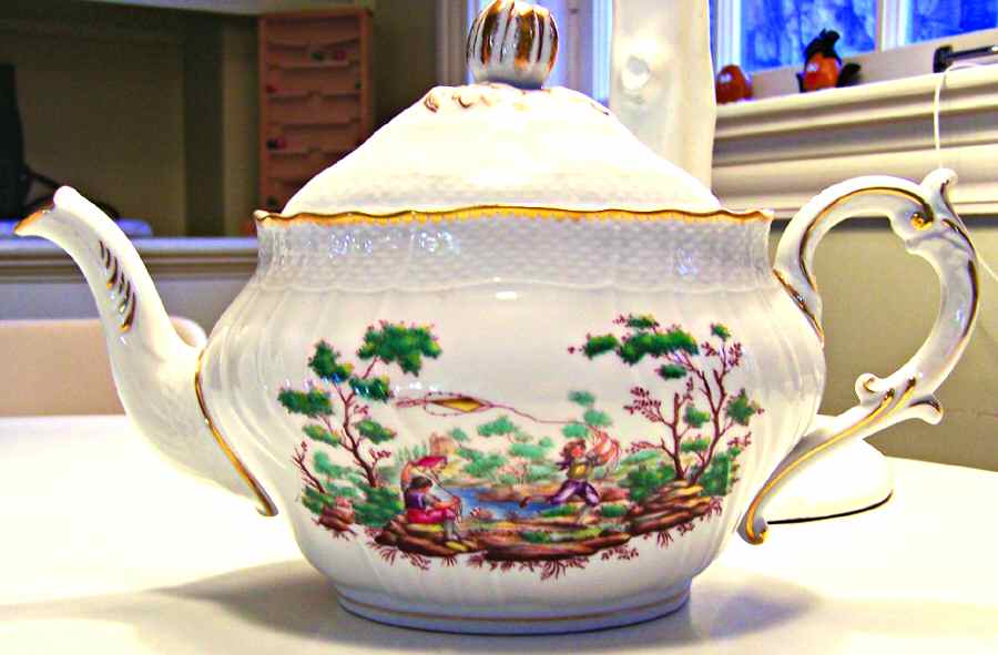 Mantova Teapot & Lid by Ginori 1735-1