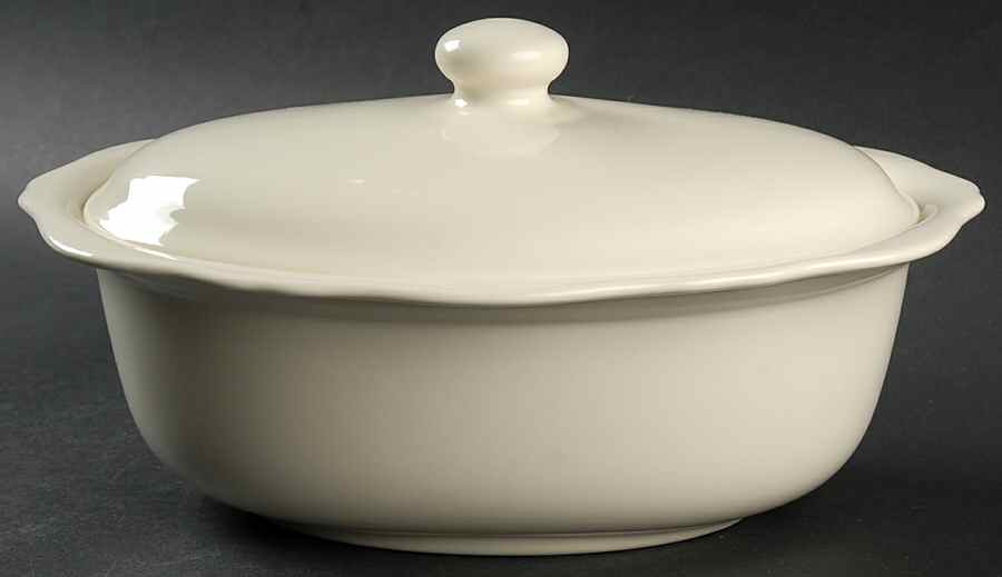 Hospitality Ivory 1.5 Quart Oval Covered Casserole by Gail Pittman-1