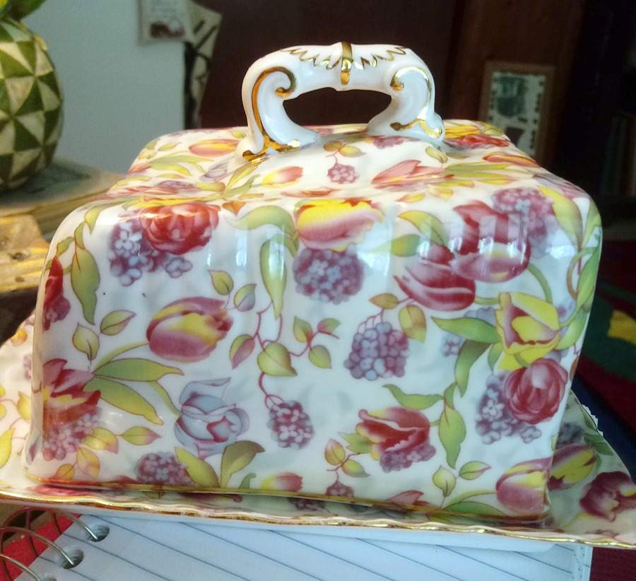 GCC24 Cheese Dish with Lid (Wedge) by Godinger-1