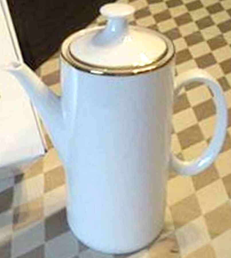 GPB1 Coffee Pot & Lid by Germer Porcelanas Br-1