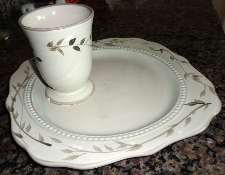 Leaf Vine Dinner Plate by Gibson Designs-1