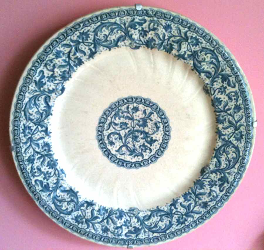 GIE25 Dinner Plate by Faiencerie De Gien-1