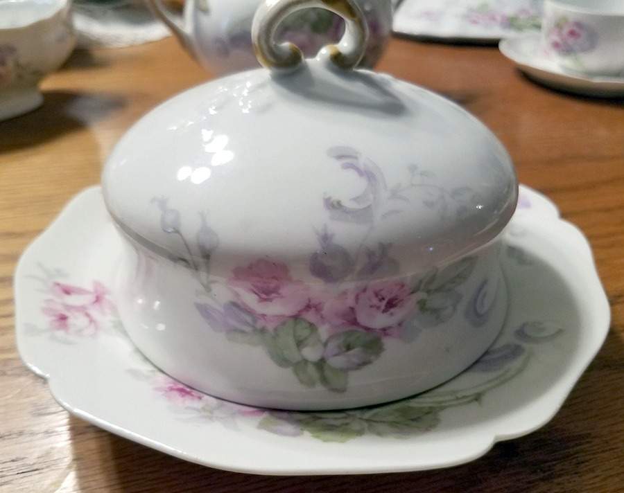 GUE708 Round Covered Butter by WM Guerin-1