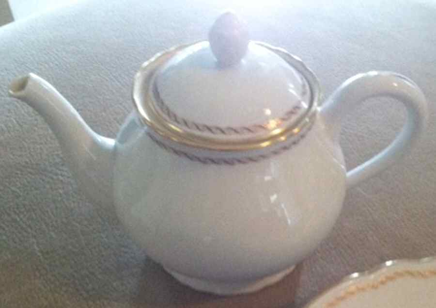 11499 Teapot & Lid by Ginori 1735-1