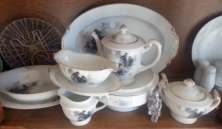 T1170 Teapot & Lid by Gold China-1