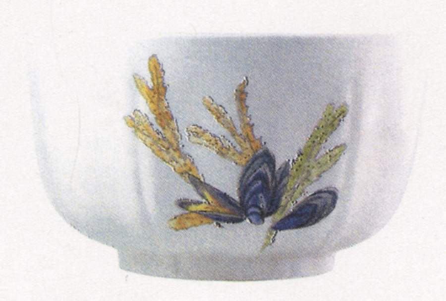 Grand Crustaces  (Scallope Rim) 10" Round Vegetable Bowl by Faiencerie De Gien-1