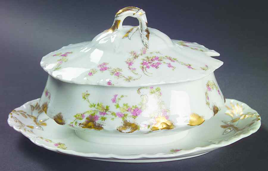 Norma Gravy Boat w/Attached Underplate & Lid by Haviland-1
