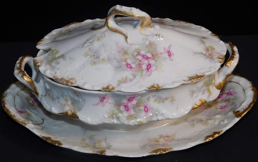 Schleiger 1027 Gravy Boat w/Attached Underplate & Lid by Haviland-1