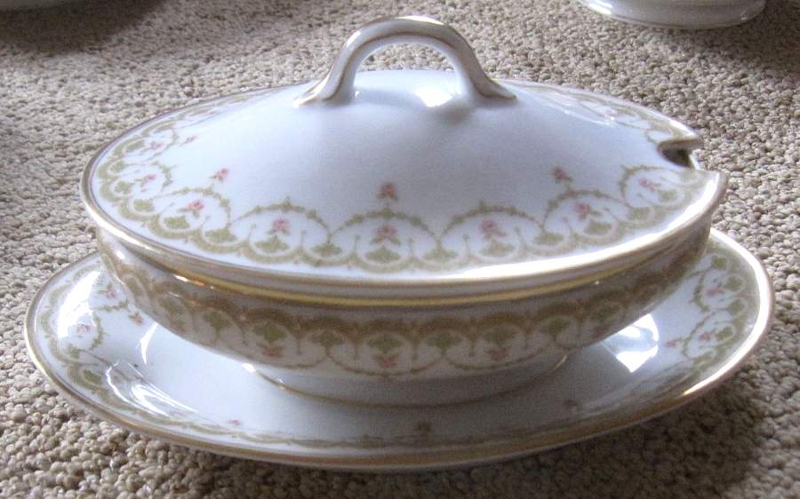 Schleiger 1069 Gravy Boat w/Attached Underplate & Lid by Haviland-1